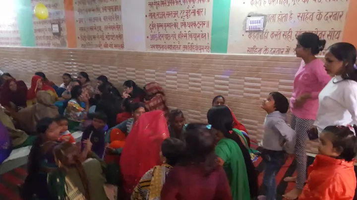सत्संग में भक्तगण – Devotees at satsang, शिव परमार्थ धाम