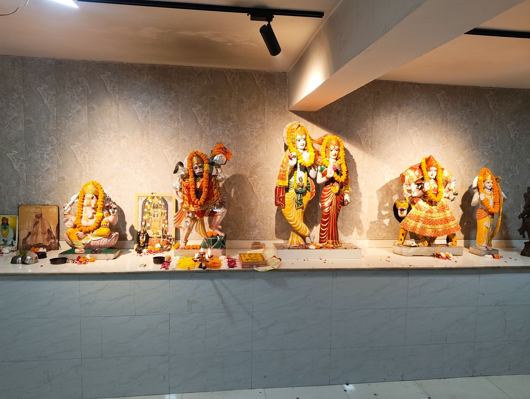 शिव परमार्थ धाम के मंदिर में विराजमान देव प्रतिमाएँ